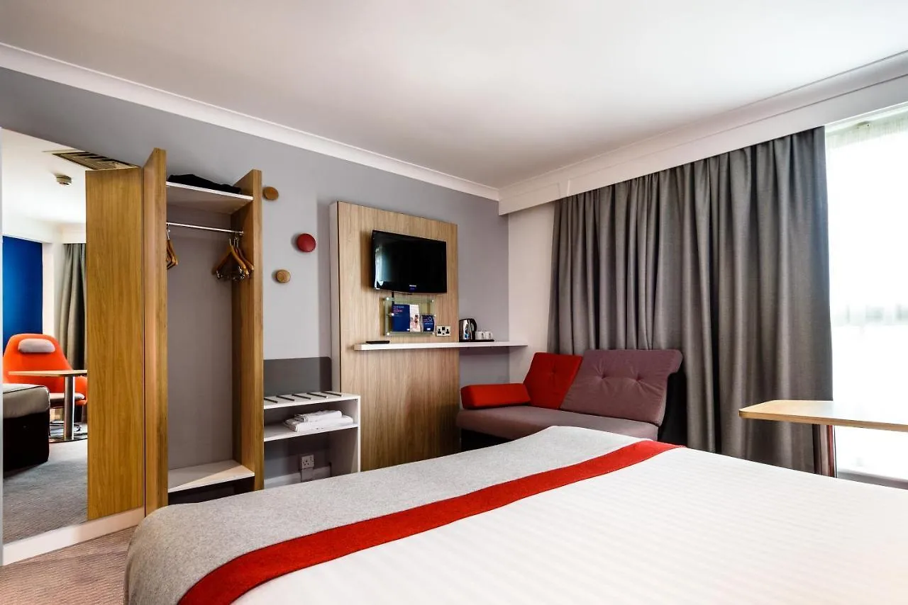 Holiday Inn Express London Stansted Airport, An Ihg Hotel Станстед Маунтфитчет