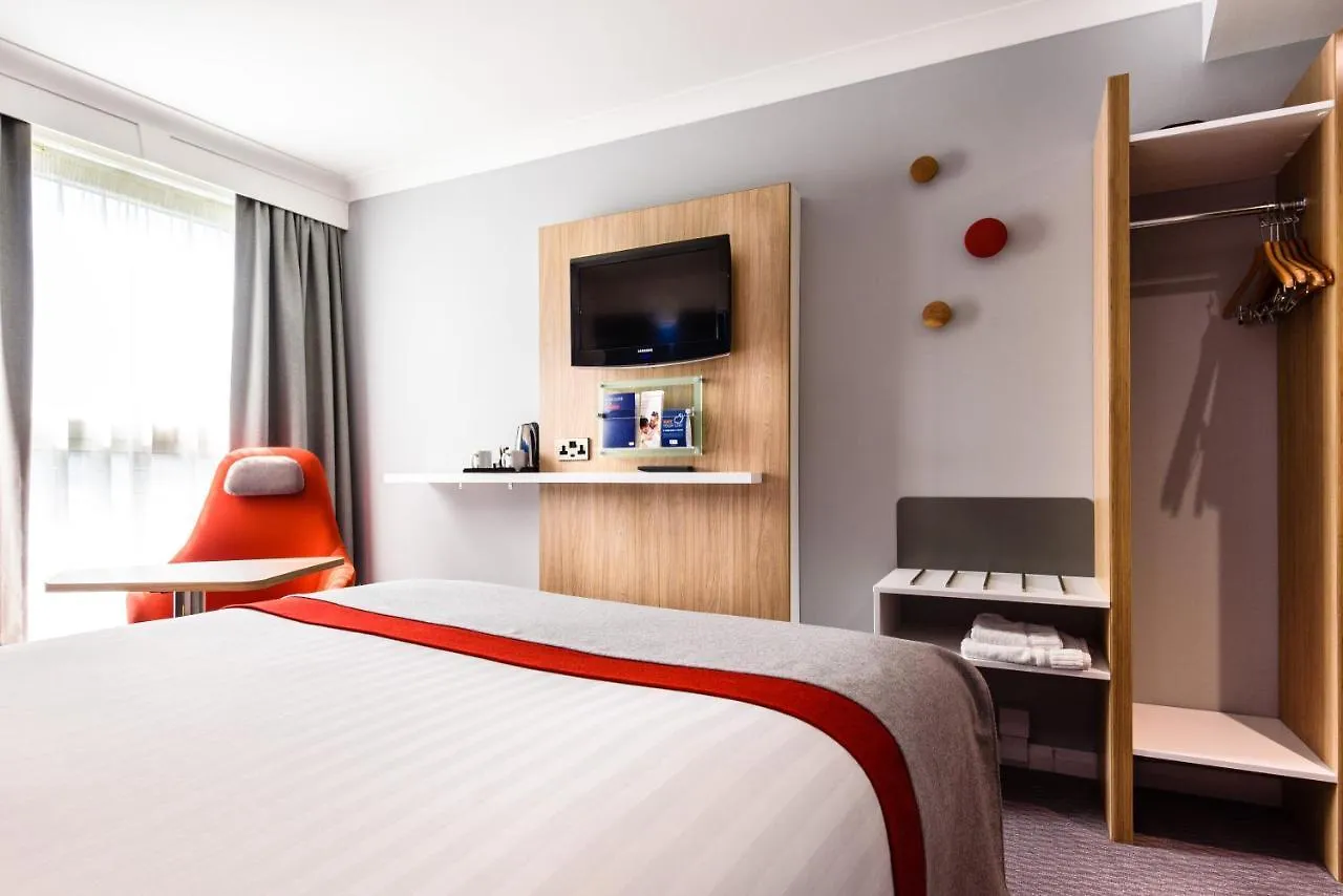 ***  Holiday Inn Express London Stansted Airport, An Ihg Hotel Станстед Маунтфитчет Великобритания