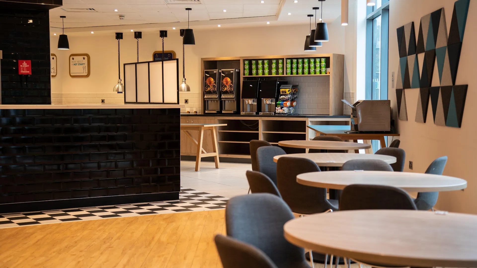 Holiday Inn Express London Stansted Airport, An Ihg Hotel Станстед Маунтфитчет