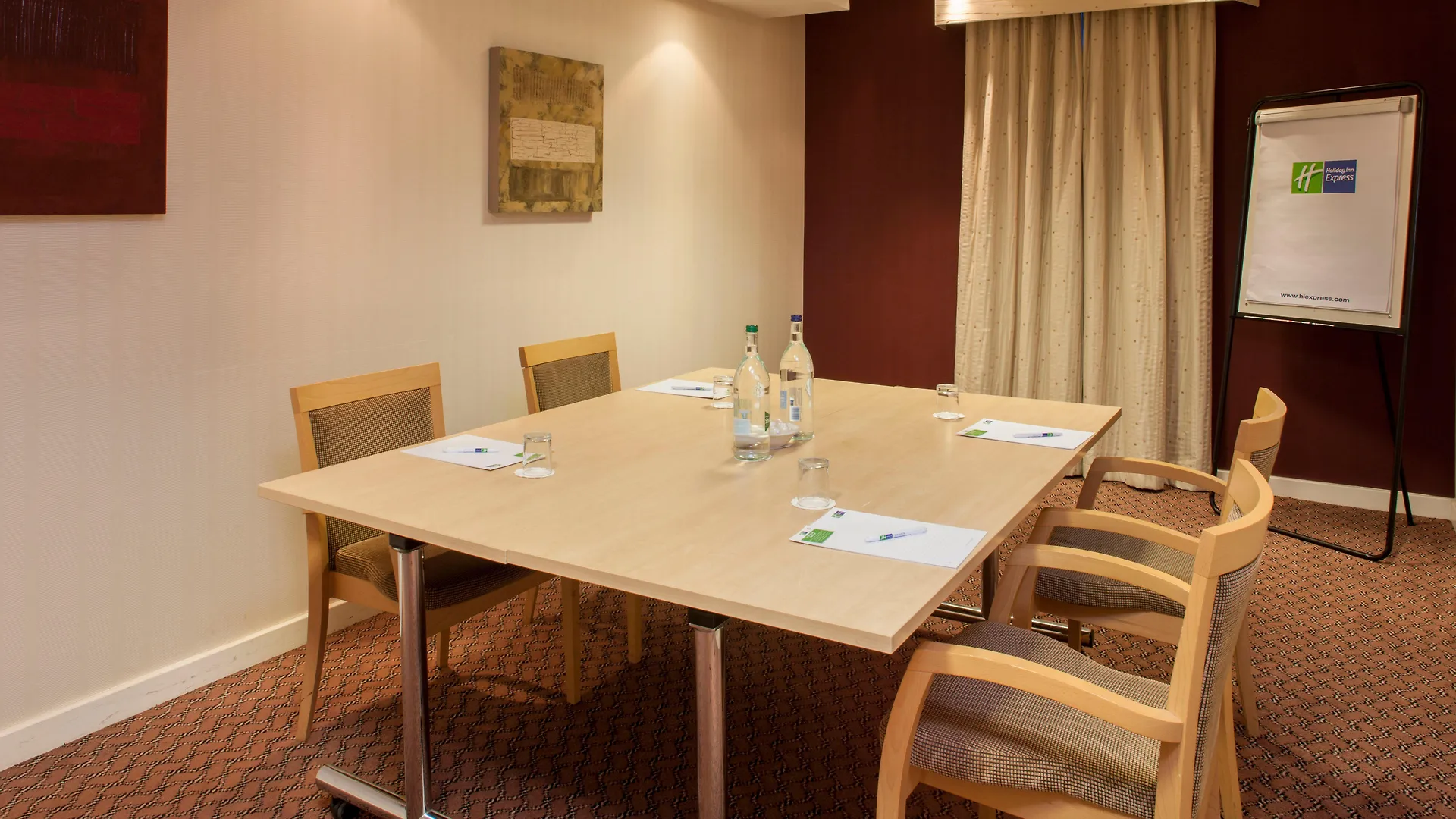 Holiday Inn Express London Stansted Airport, An Ihg Hotel Станстед Маунтфитчет 3*,