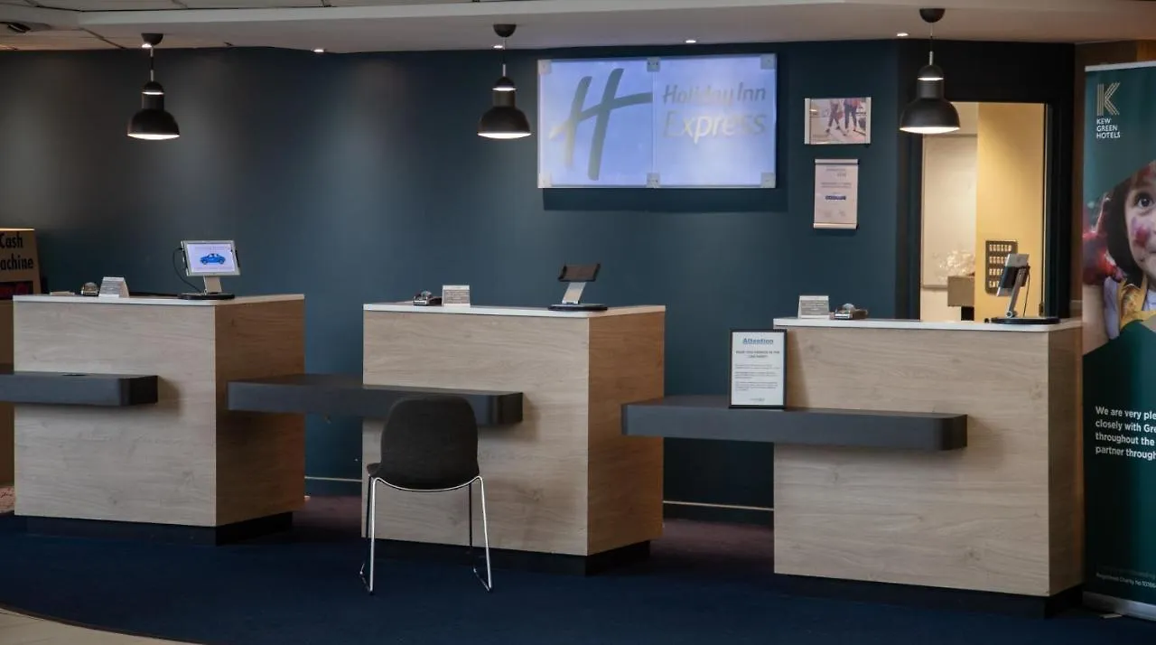 Holiday Inn Express London Stansted Airport, An Ihg Hotel Станстед Маунтфитчет