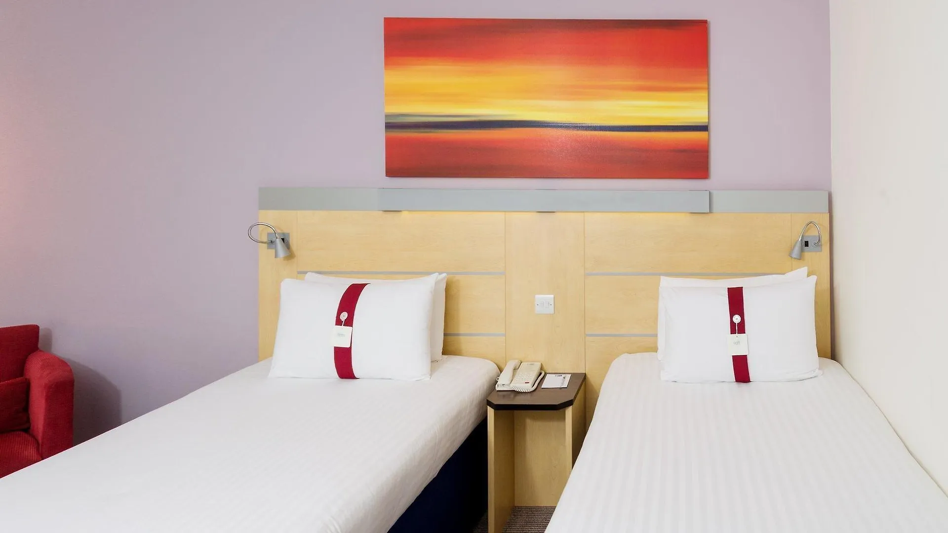 Holiday Inn Express London Stansted Airport, An Ihg Hotel Станстед Маунтфитчет