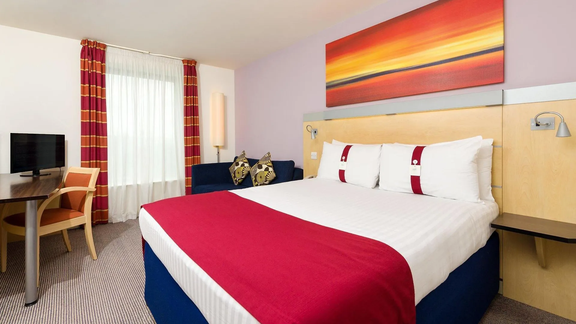 ***  Holiday Inn Express London Stansted Airport, An Ihg Hotel Станстед Маунтфитчет Великобритания