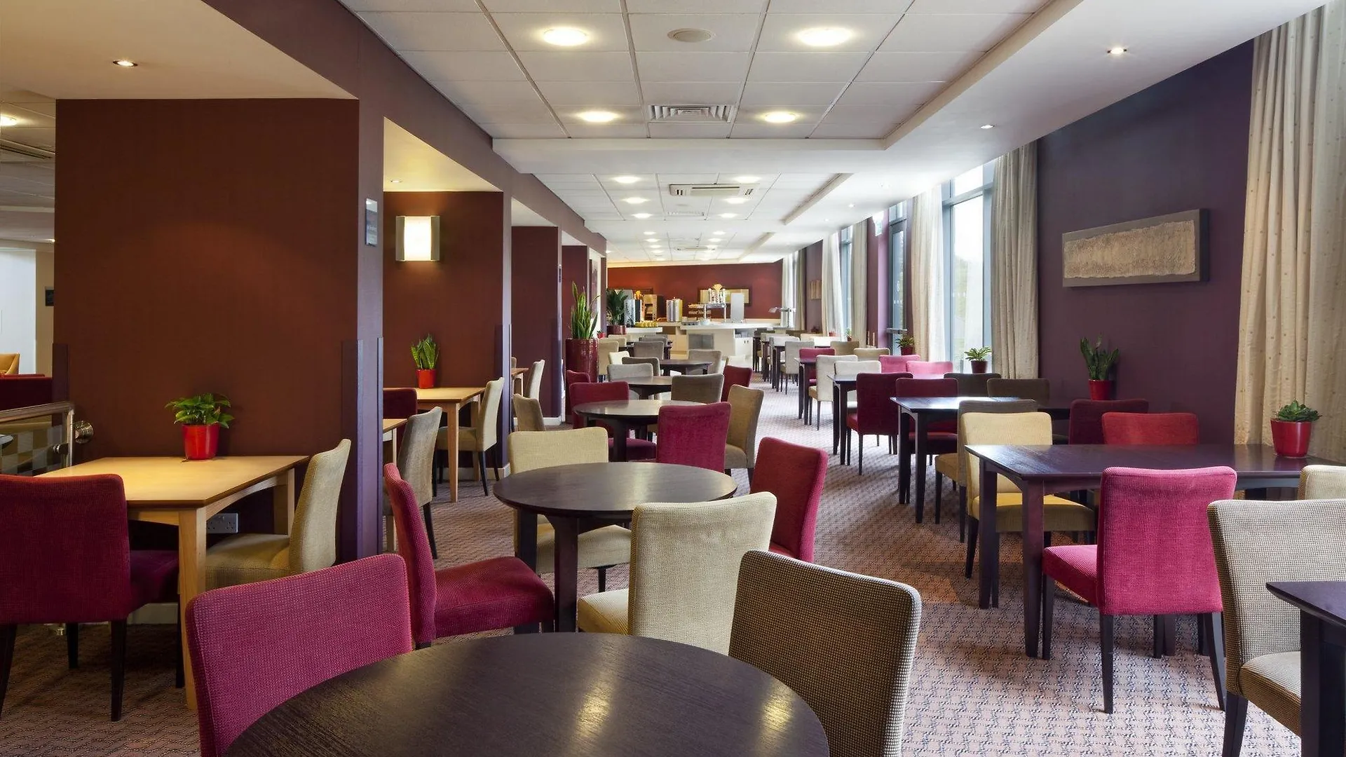 Holiday Inn Express London Stansted Airport, An Ihg Hotel Станстед Маунтфитчет