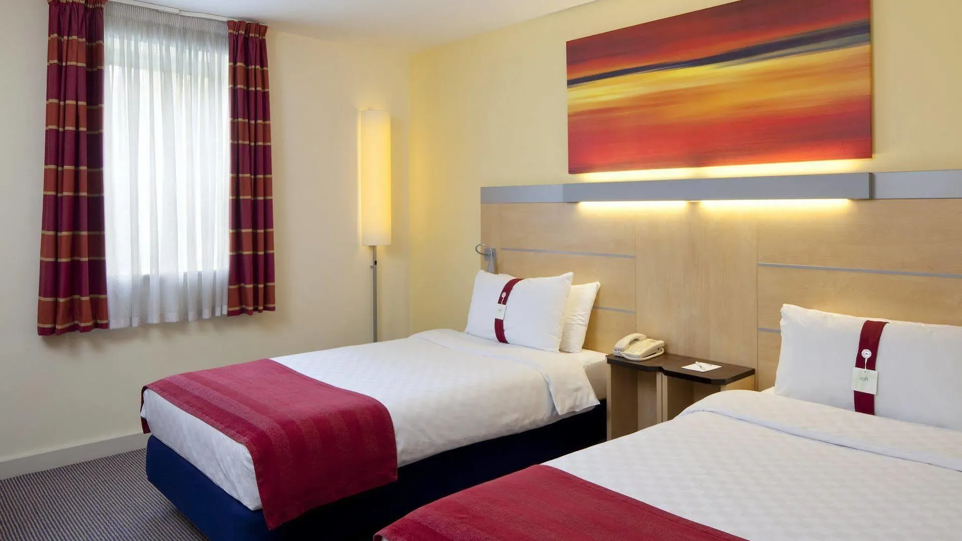 Holiday Inn Express London Stansted Airport, An Ihg Hotel Станстед Маунтфитчет