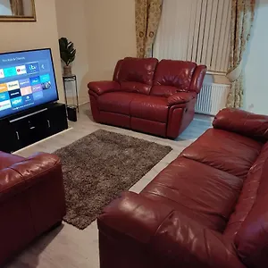 Apartment Cheerful 2-bedroom With Off Street Parking