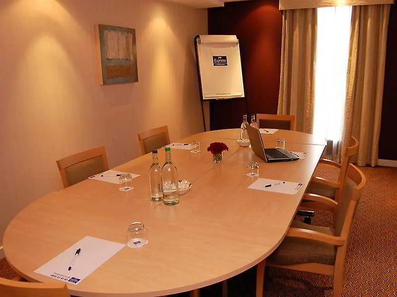 Hotel Holiday Inn Express London Stansted Airport By Ihg Stansted Mountfitchet