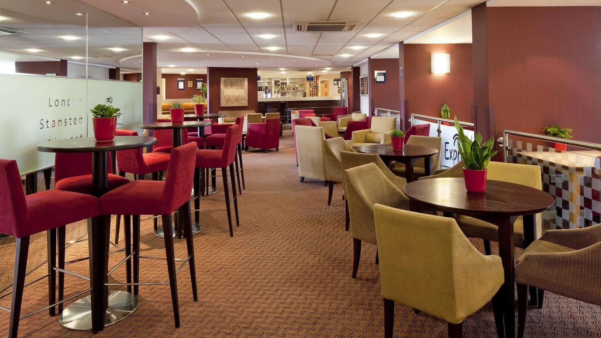 מלון סטאנסטד מאונטפיצ'ט Holiday Inn Express London Stansted Airport By Ihg