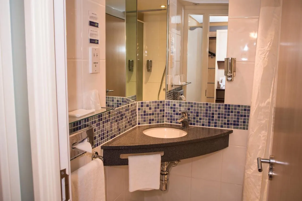 Holiday Inn Express London Stansted Airport By Ihg Stansted Mountfitchet Hotel
