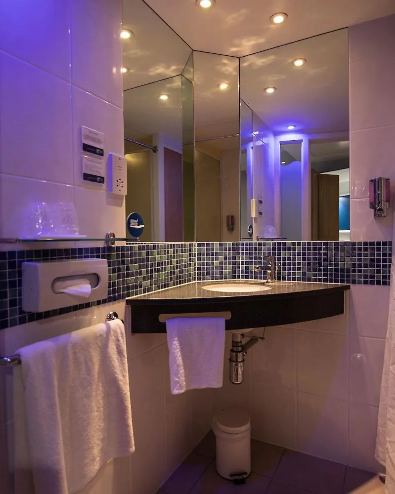 Hotel Holiday Inn Express London Stansted Airport By Ihg Stansted Mountfitchet